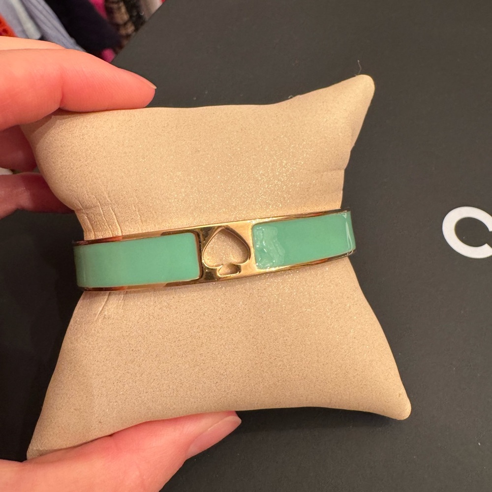 EUC! Kate Spade, spade cut out bangle. One size. Comes with jewelry bag.